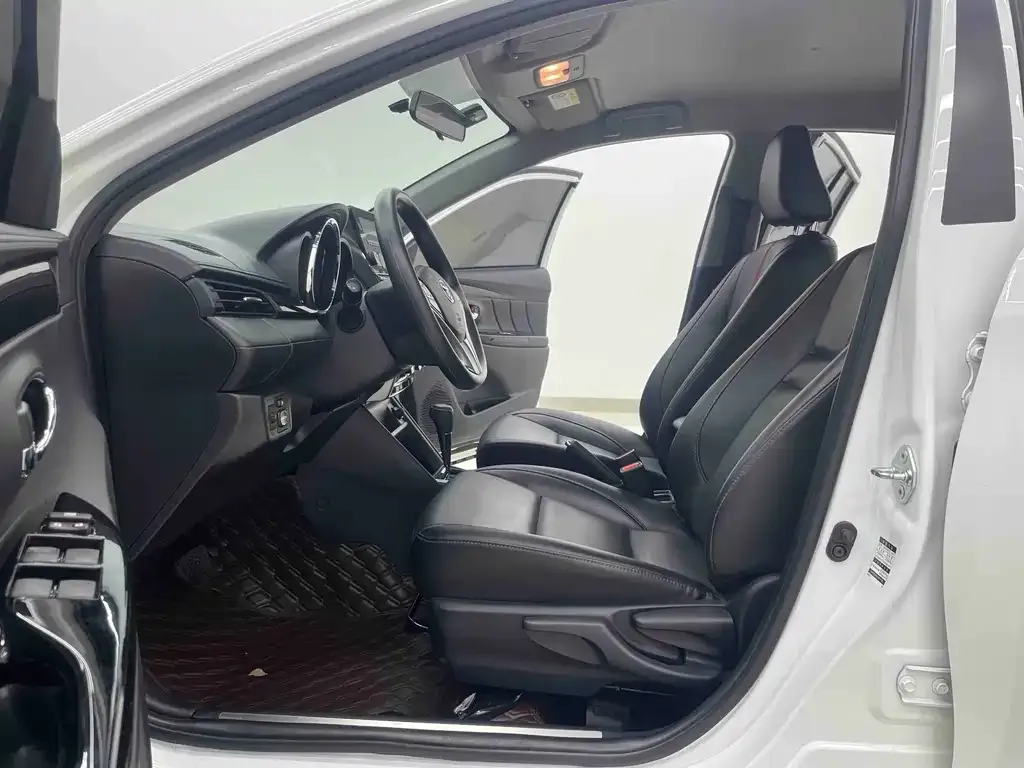 Toyota Yaris L — фото 3