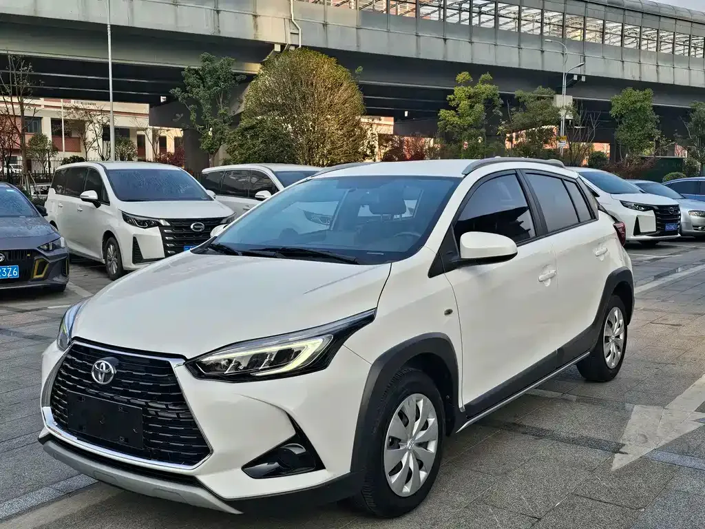 Toyota Yaris L — фото 1
