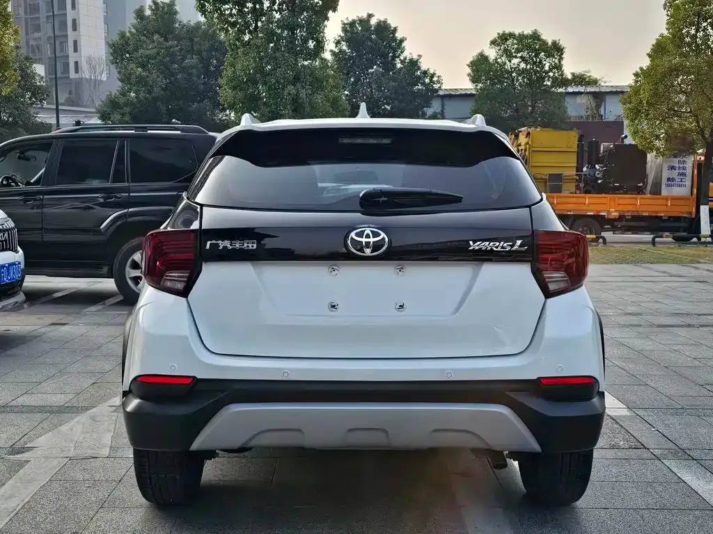 Toyota Yaris L — фото 10