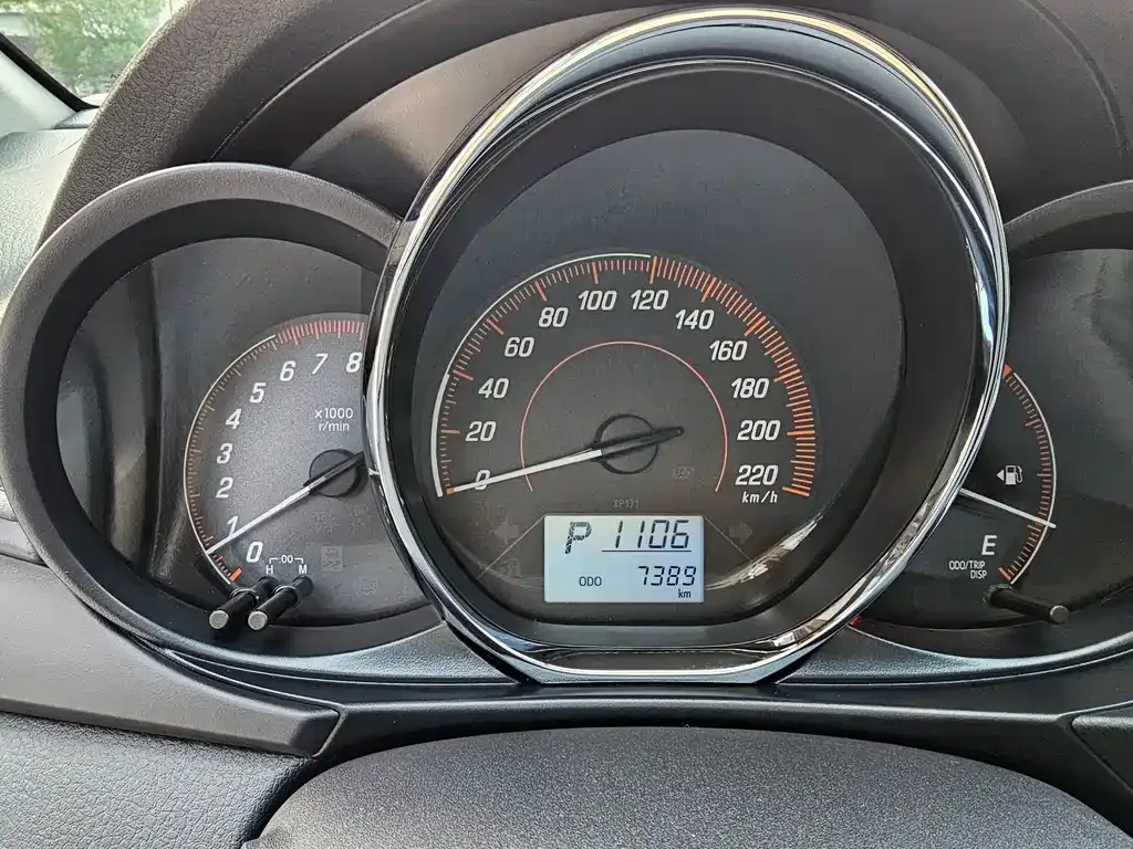 Toyota Yaris L — фото 4