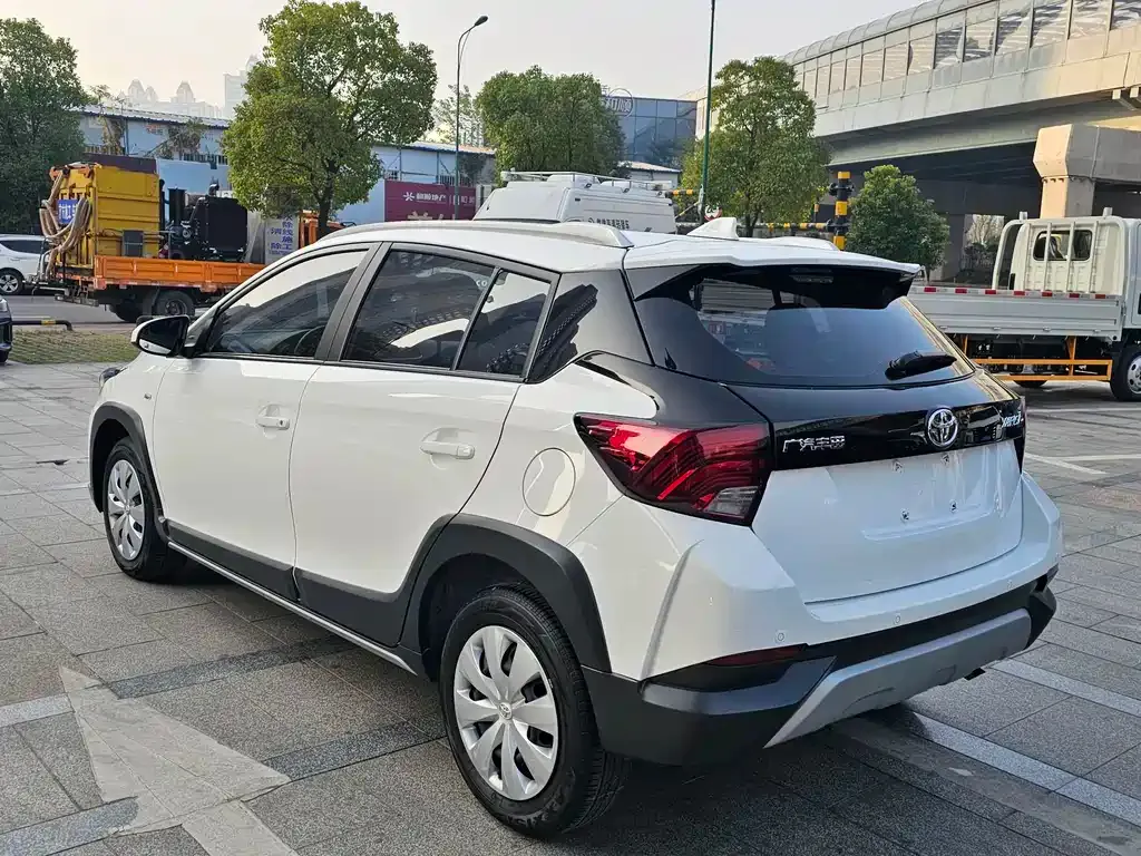 Toyota Yaris L — фото 8