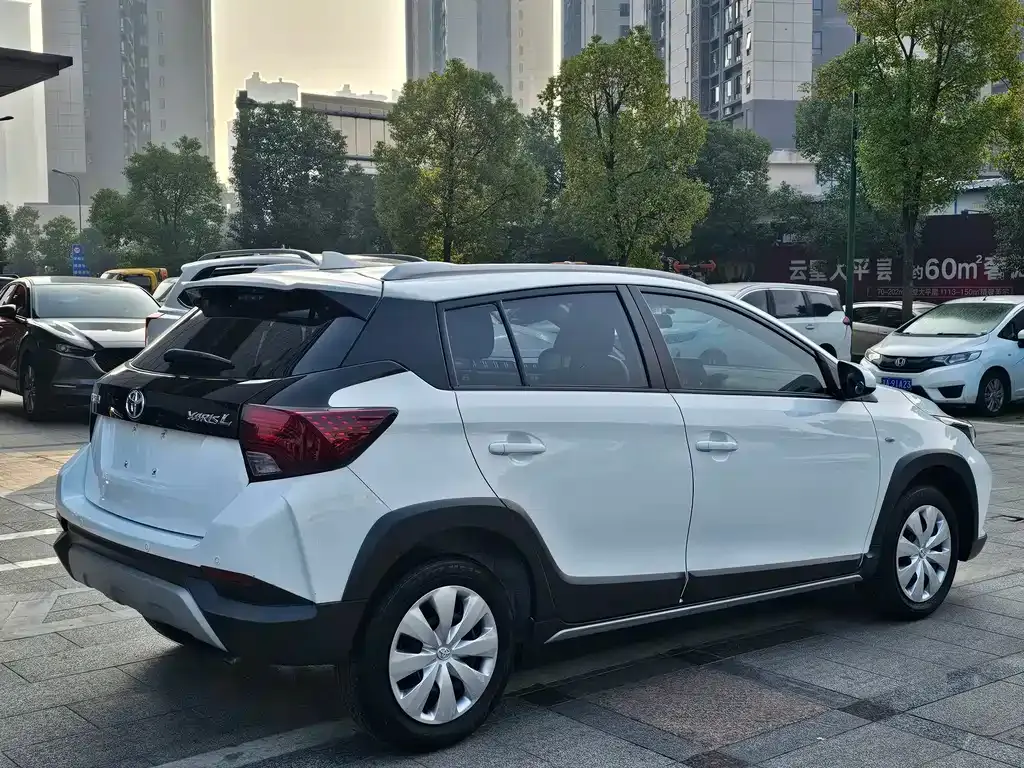 Toyota Yaris L — фото 9