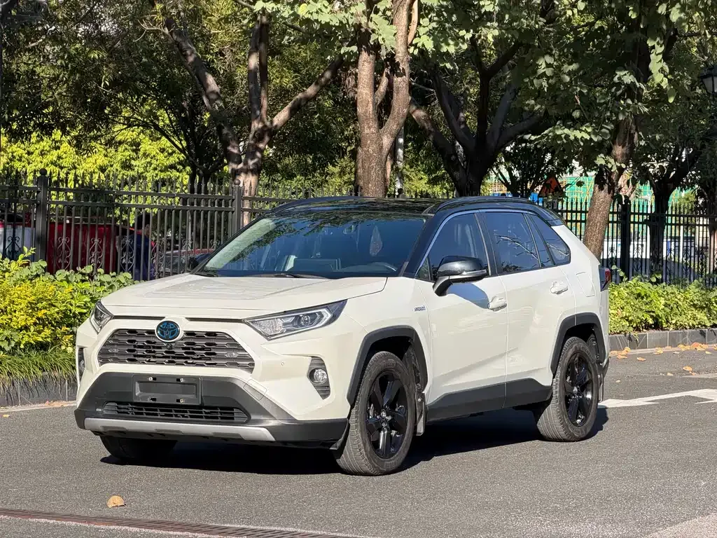 Toyota RAV4 — фото 1