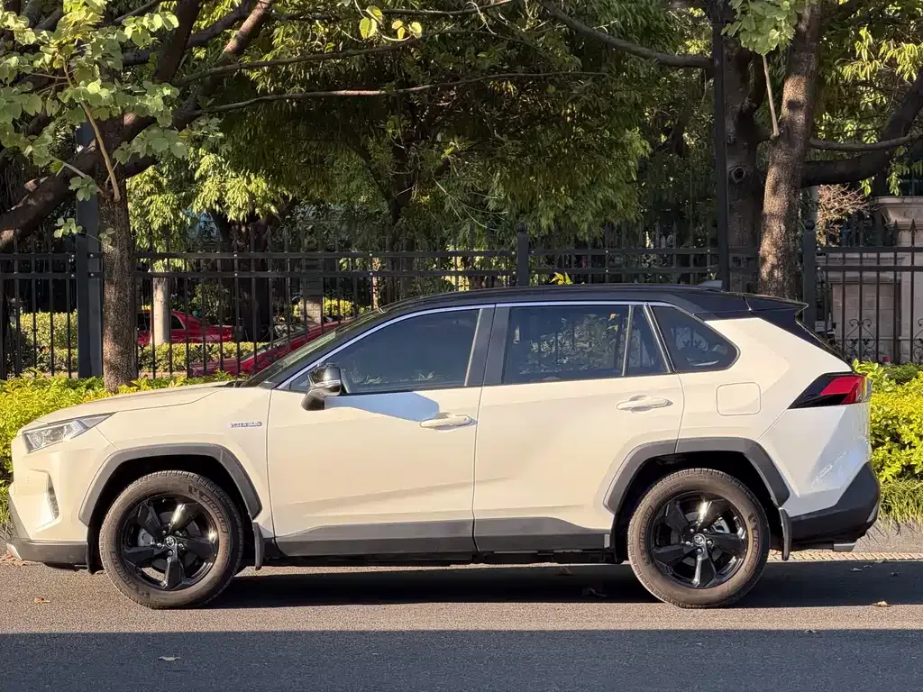 Toyota RAV4 — фото 3