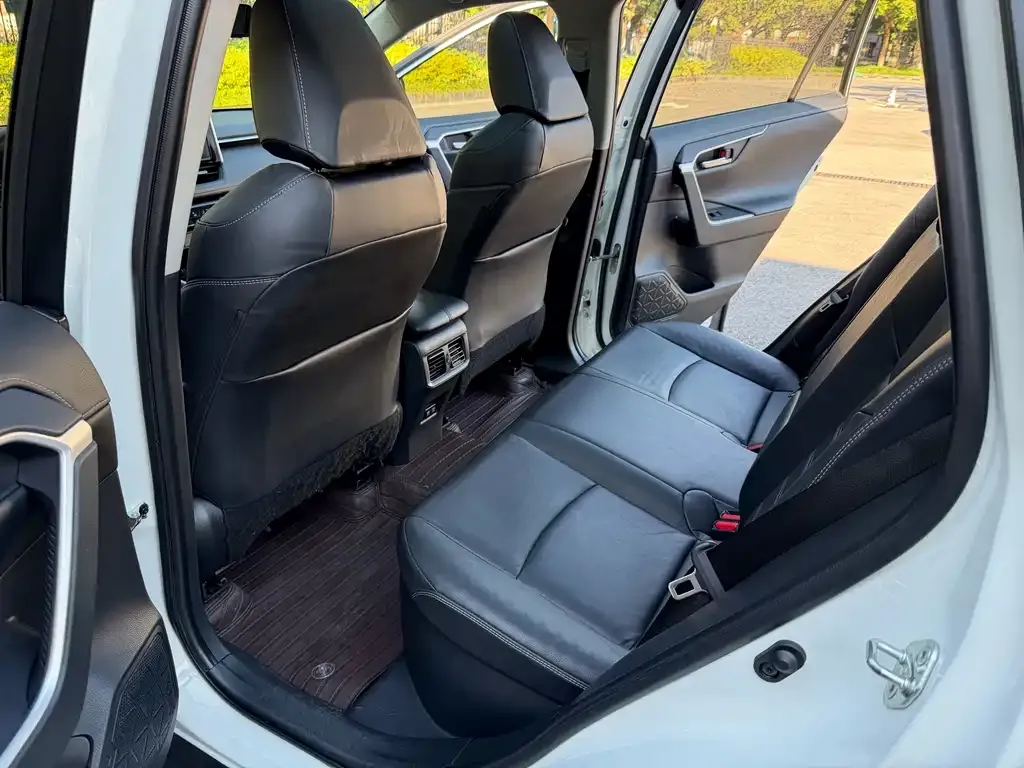 Toyota RAV4 — фото 5