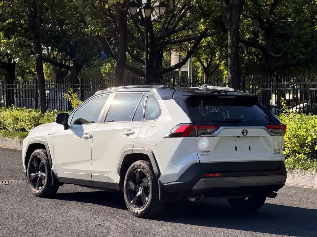 Toyota RAV4 — фото 8