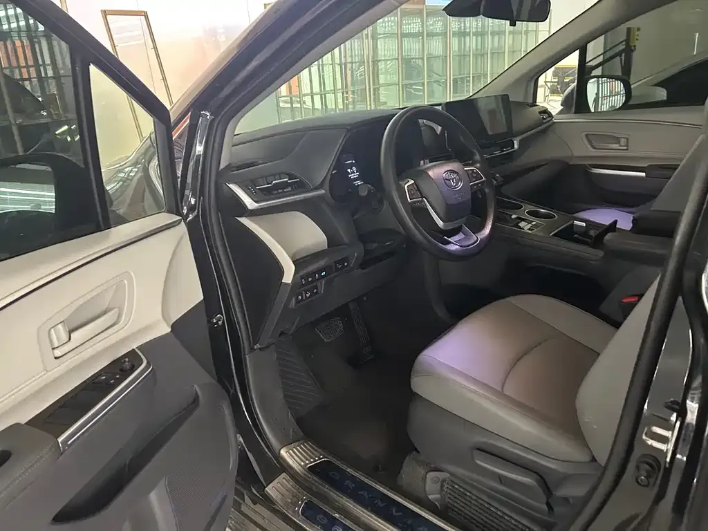 Toyota Granvia — фото 4