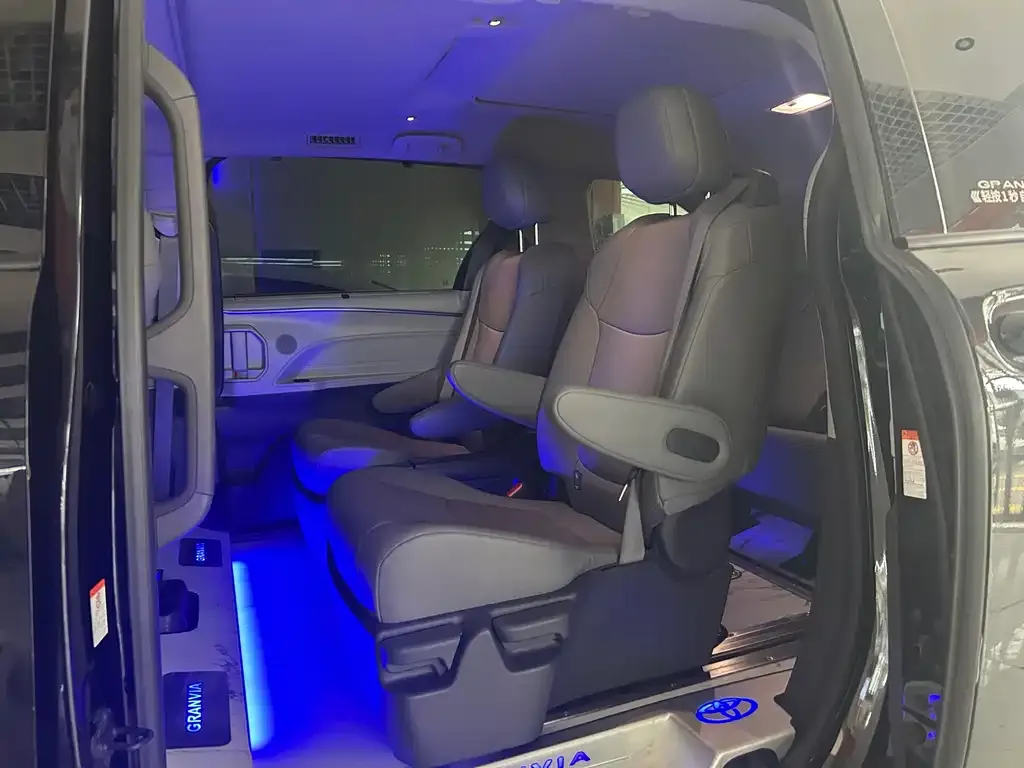 Toyota Granvia — фото 7