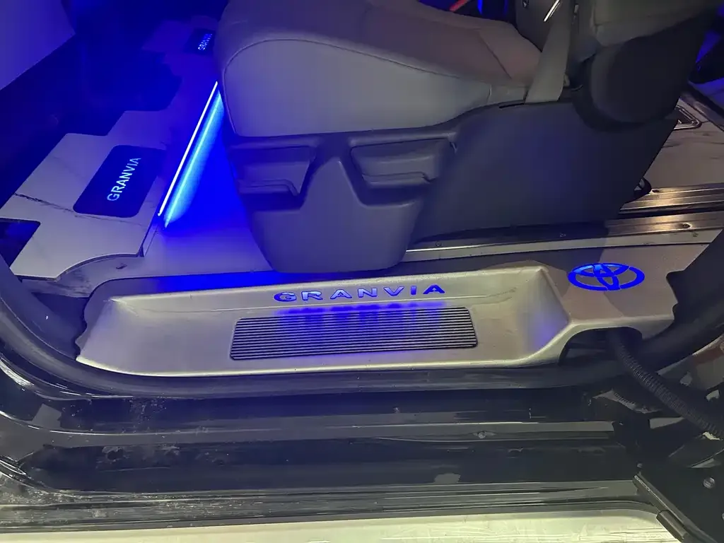 Toyota Granvia — фото 8