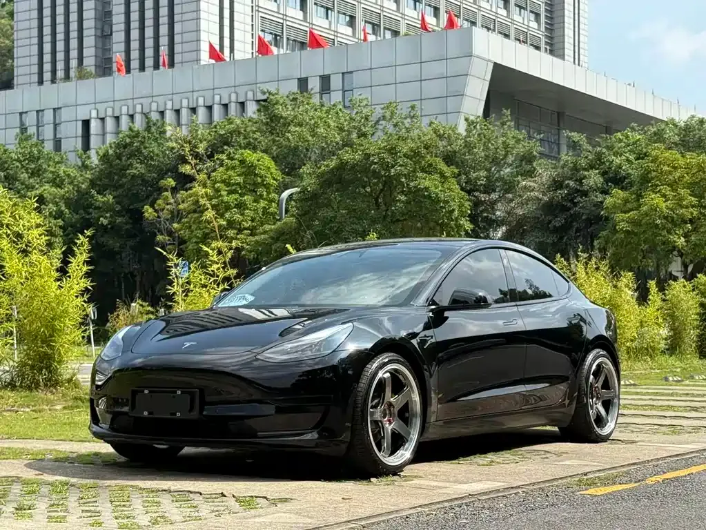 Tesla Model 3 — фото 1
