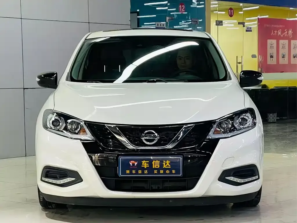 Nissan Tiida — фото 2