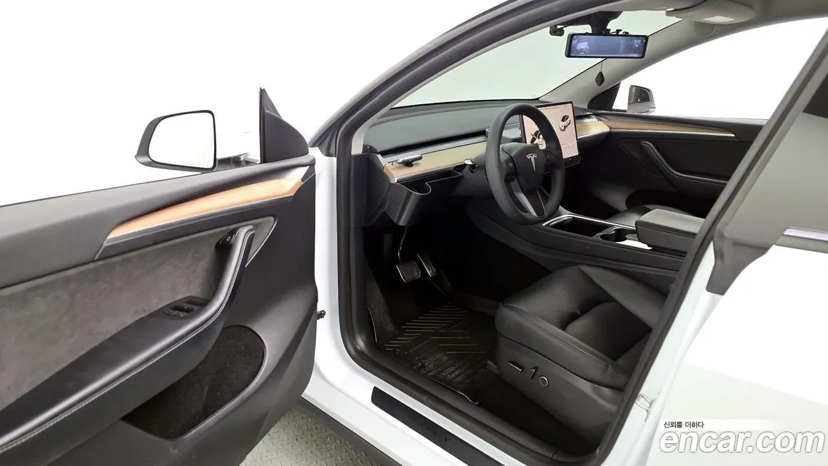 Tesla Model Y — фото 10