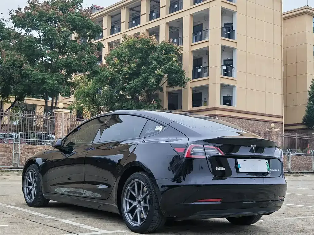 Tesla Model 3 — фото 4