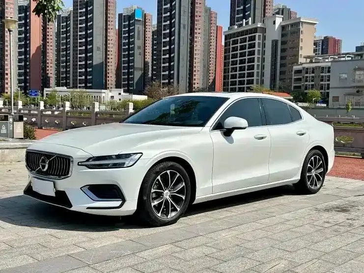 Volvo S60 — фото 1