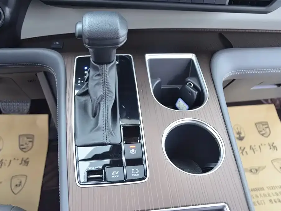 Toyota Granvia — фото 9