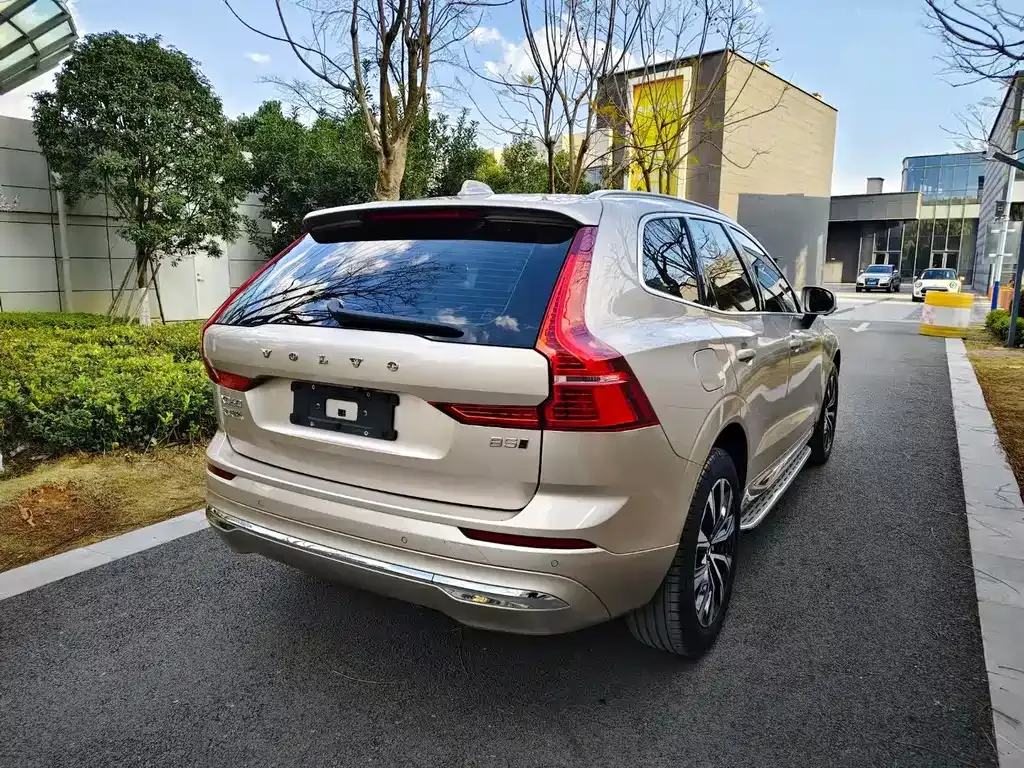 Volvo XC60 — фото 8