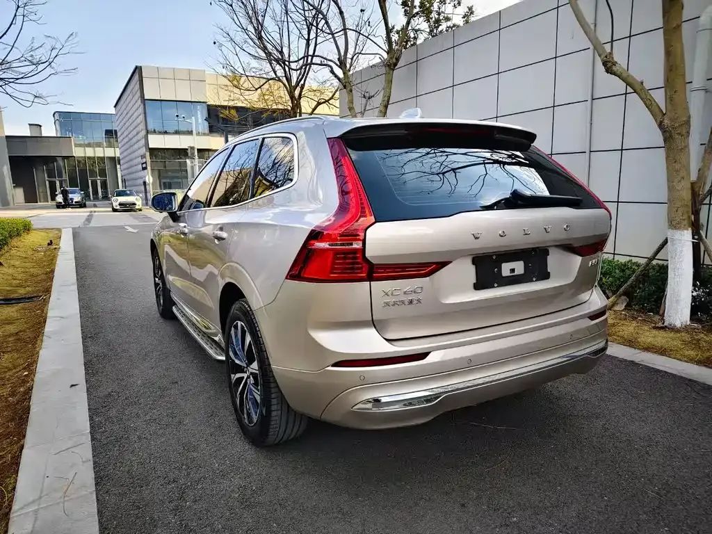 Volvo XC60 — фото 9