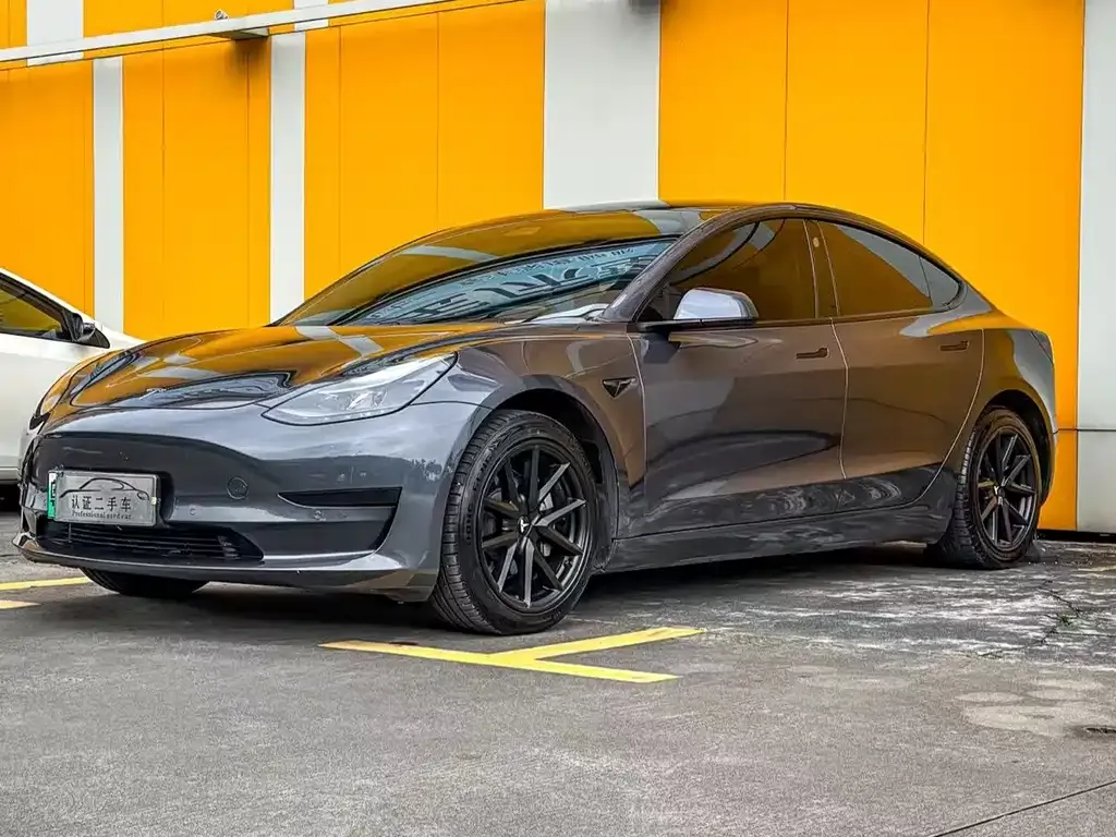 Tesla Model 3 — фото 1
