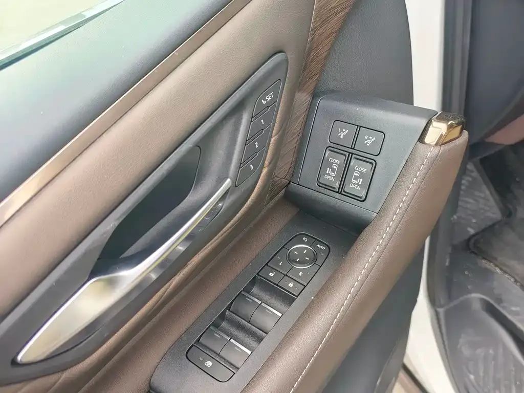 Toyota Vellfire — фото 5