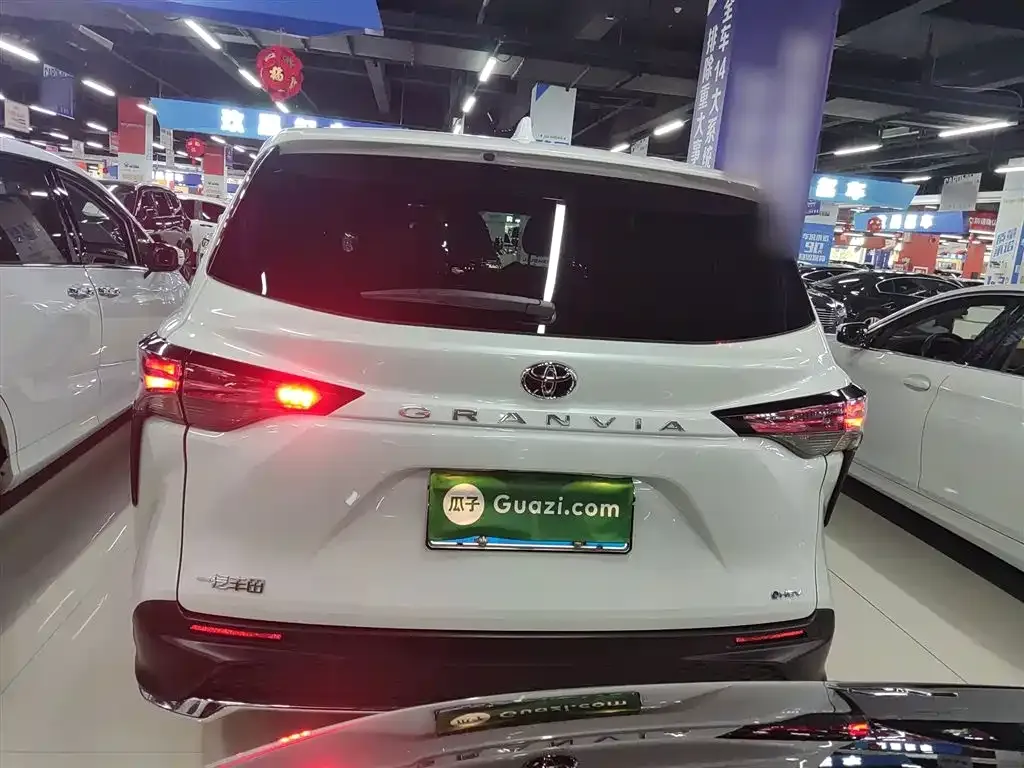 Toyota Granvia — фото 6