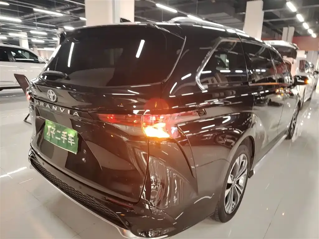 Toyota Granvia — фото 7