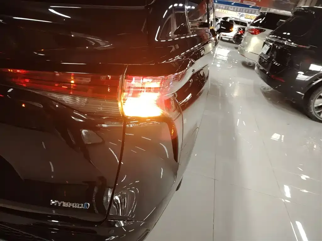 Toyota Granvia — фото 8