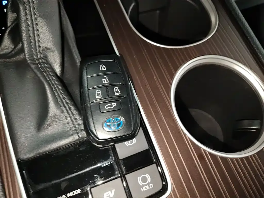 Toyota Granvia — фото 9
