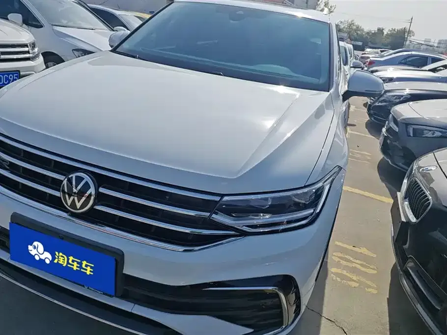 Volkswagen Tiguan L — фото 1