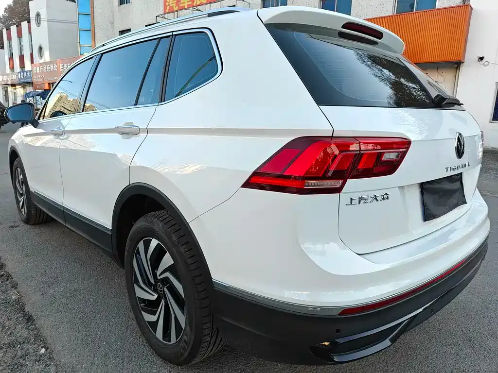 Volkswagen Tiguan L — фото 9