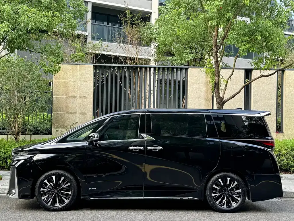 Toyota Vellfire — фото 3