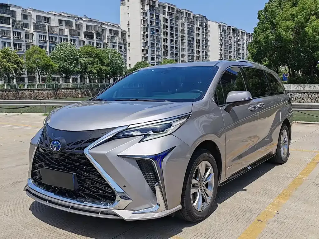 Toyota Sienna — фото 1