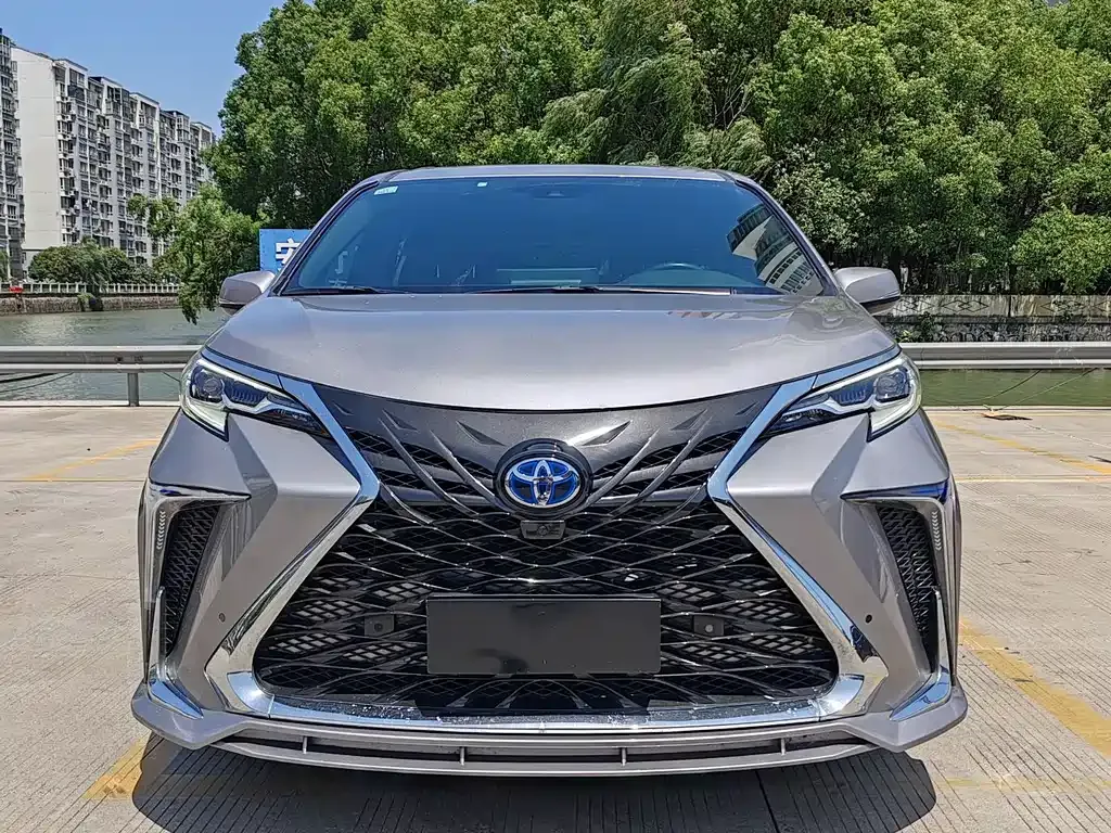 Toyota Sienna — фото 2
