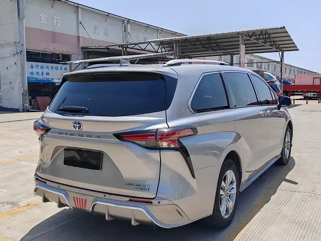 Toyota Sienna — фото 3