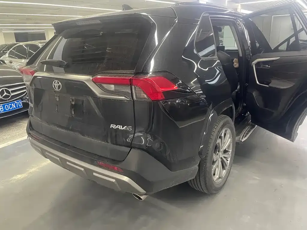 Toyota RAV4 — фото 10