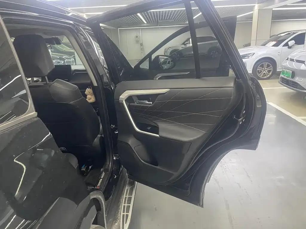Toyota RAV4 — фото 7