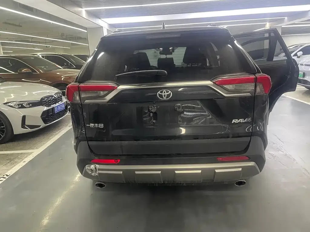 Toyota RAV4 — фото 9