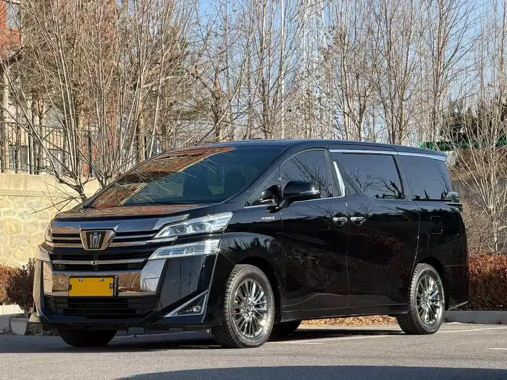 Toyota Vellfire — фото 1