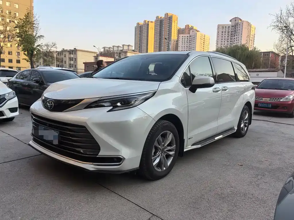 Toyota Sienna — фото 1