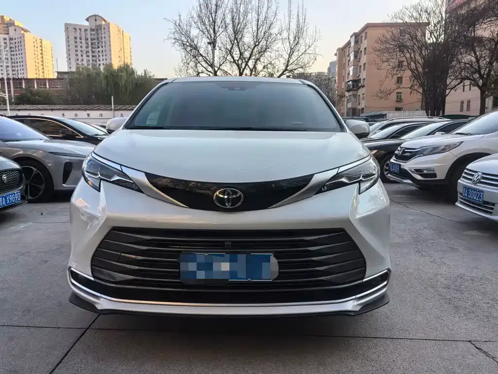 Toyota Sienna — фото 2