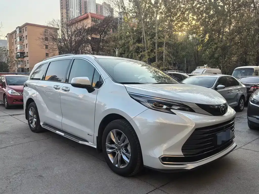 Toyota Sienna — фото 3