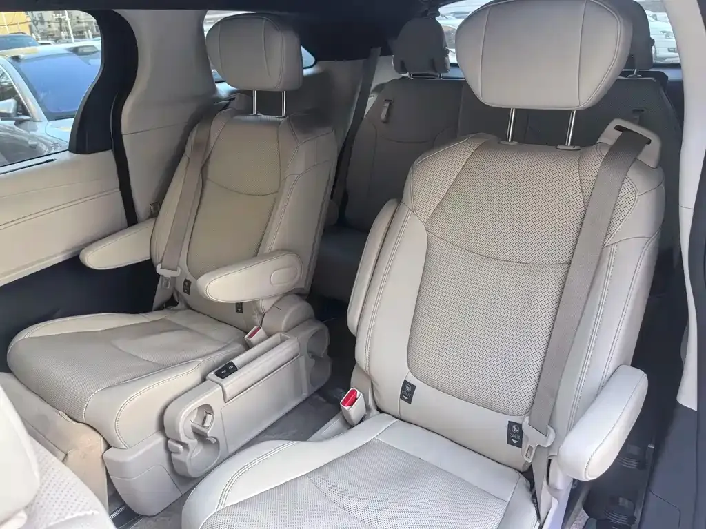 Toyota Sienna — фото 6