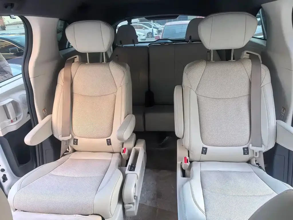 Toyota Sienna — фото 9