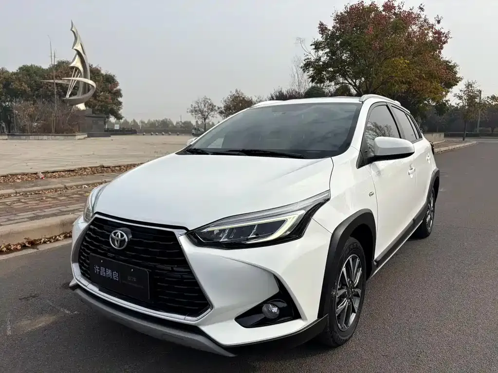 Toyota Yaris L — фото 1