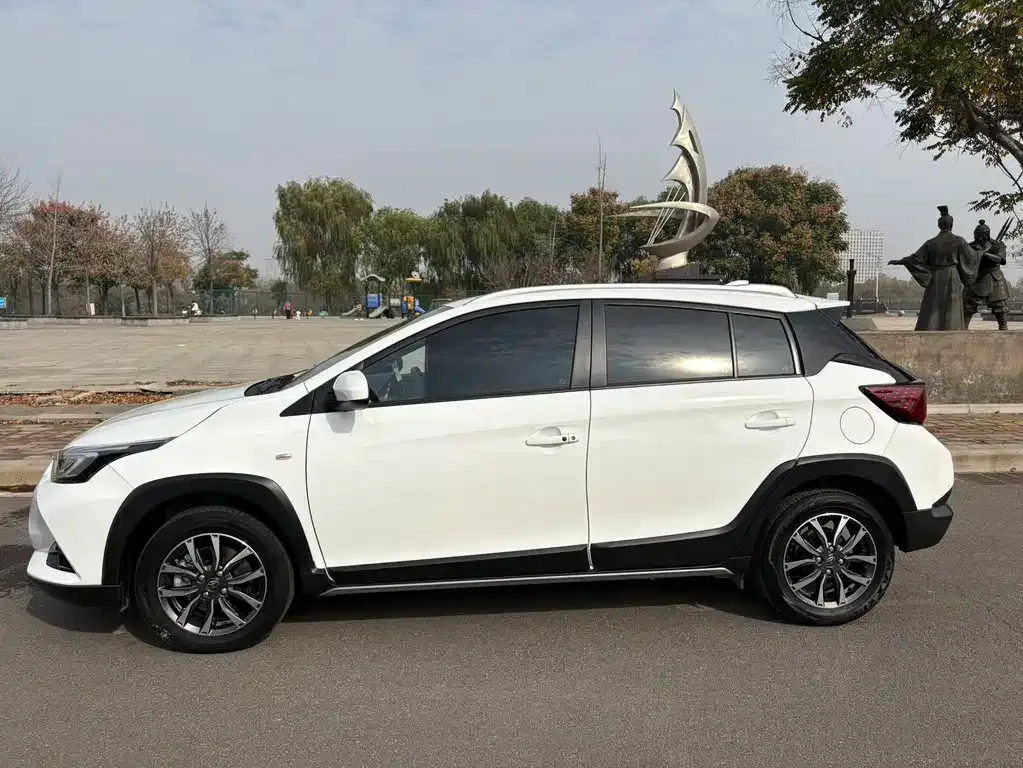 Toyota Yaris L — фото 2