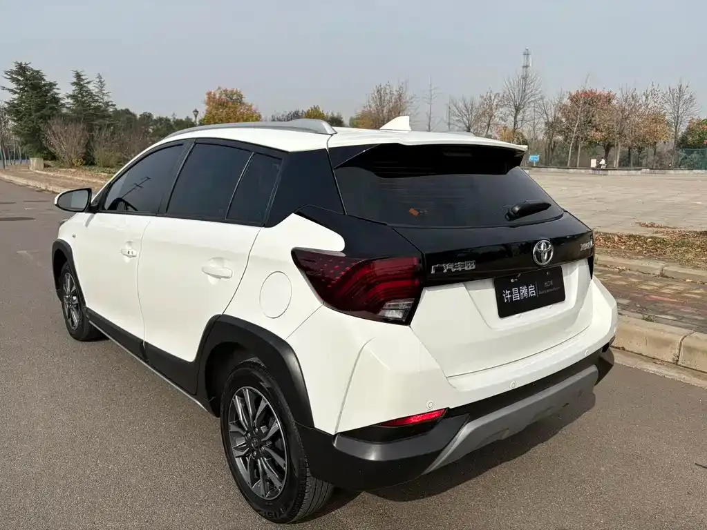 Toyota Yaris L — фото 7