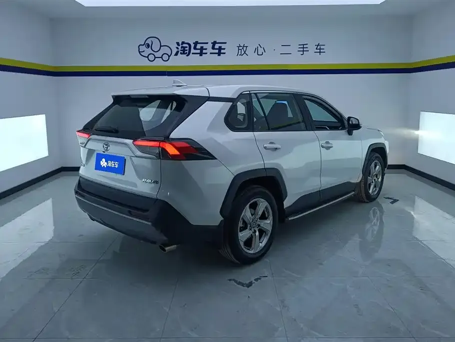 Toyota RAV4 — фото 3