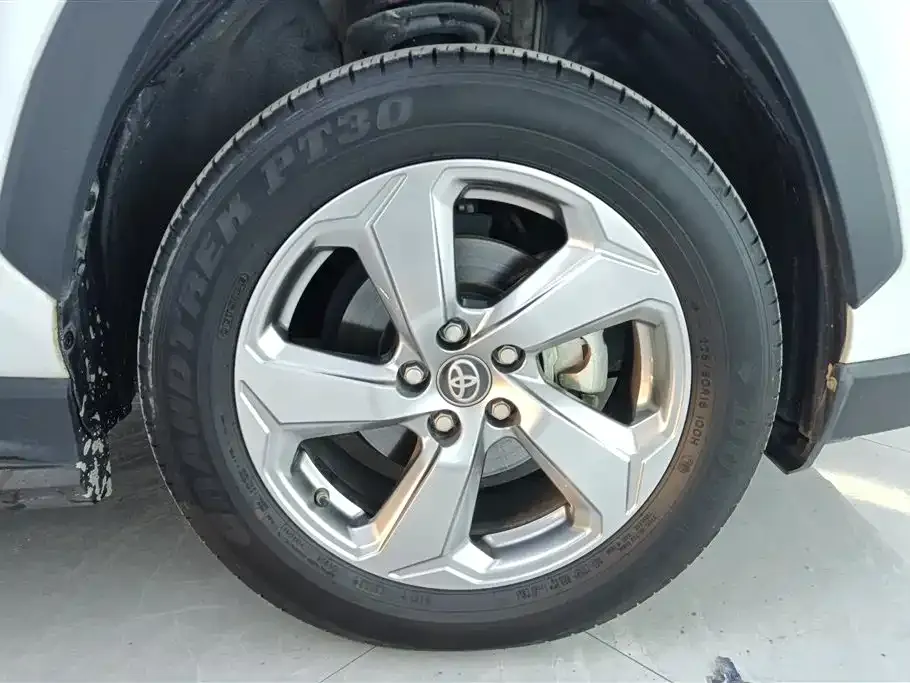 Toyota RAV4 — фото 6