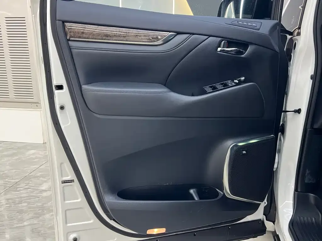 Toyota Vellfire — фото 4
