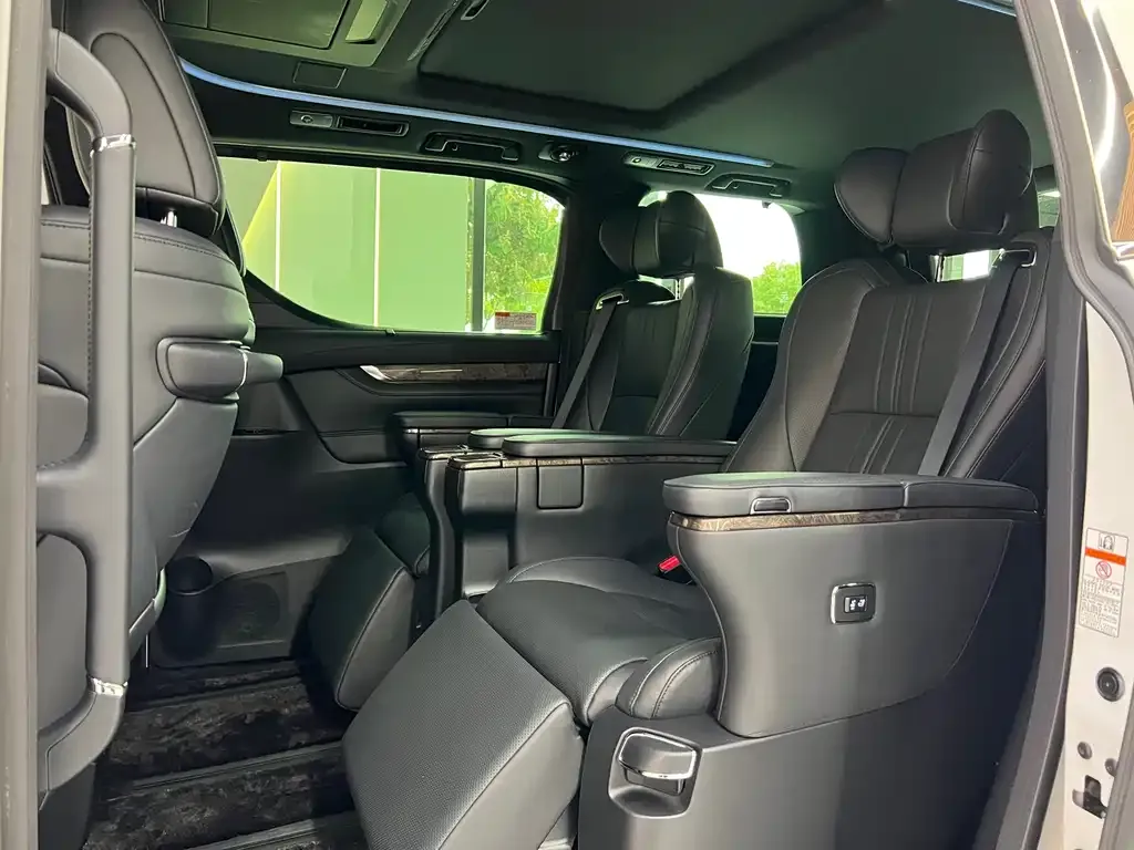 Toyota Vellfire — фото 7