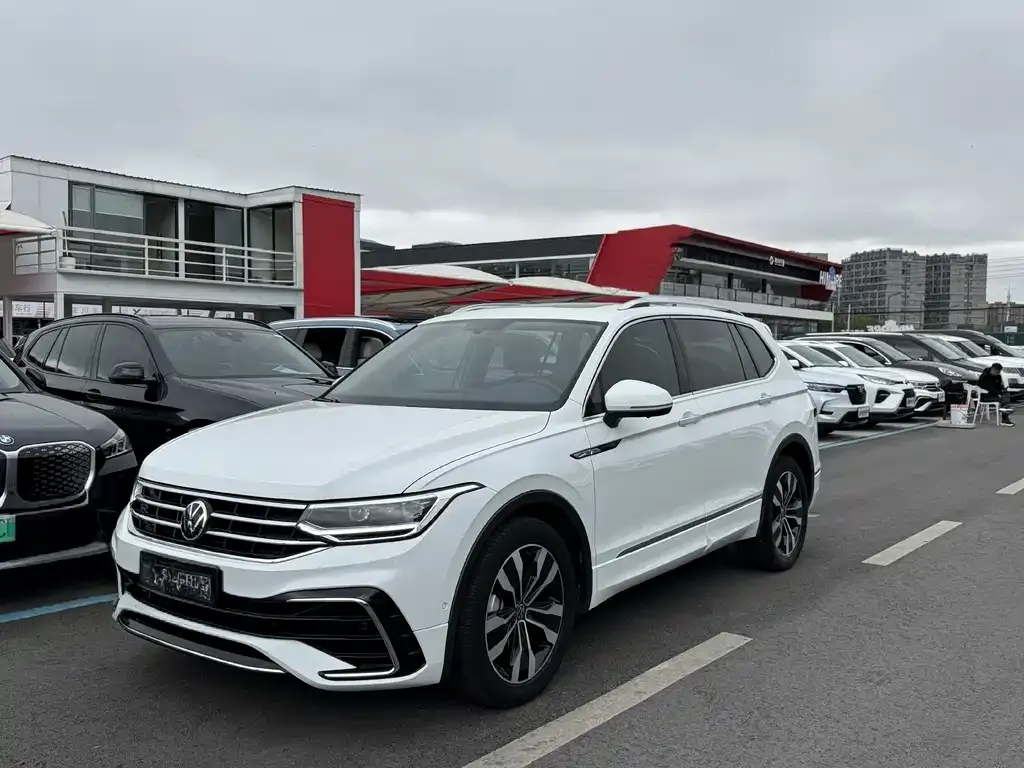 Volkswagen Tiguan L — фото 1